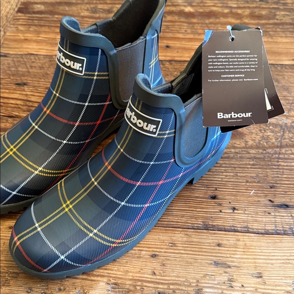 Barbour women’s ' green  Tartan Rain Boots. Or men’s.  Size 7 men or 9 women - Picture 2 of 5